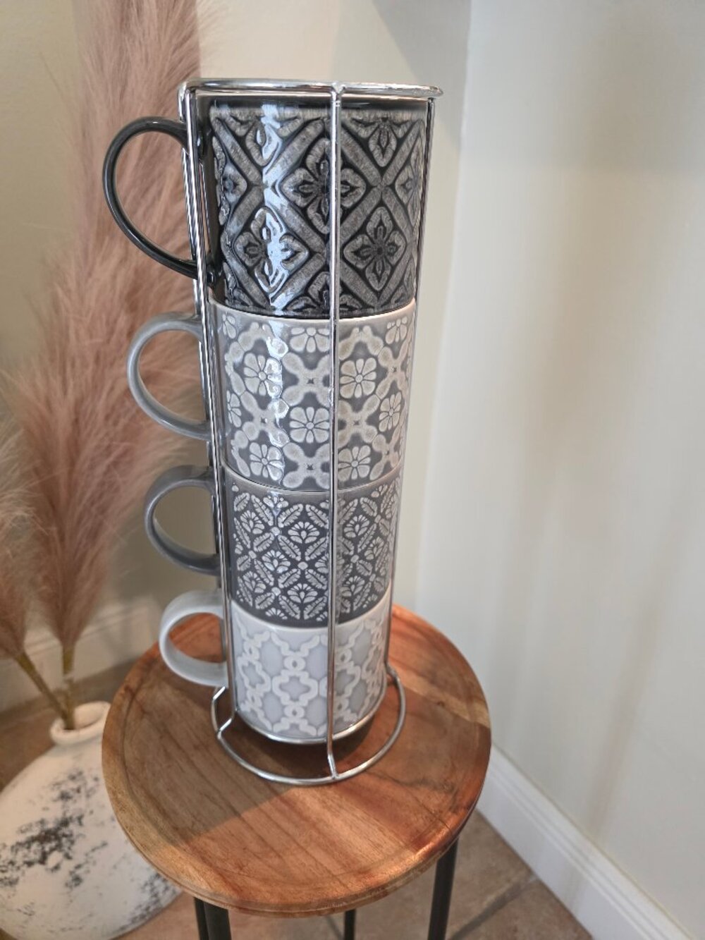 Overandback Grey Geo Embossed Stacking Mugs Set of 4 Chrome Wire Rack Stand
